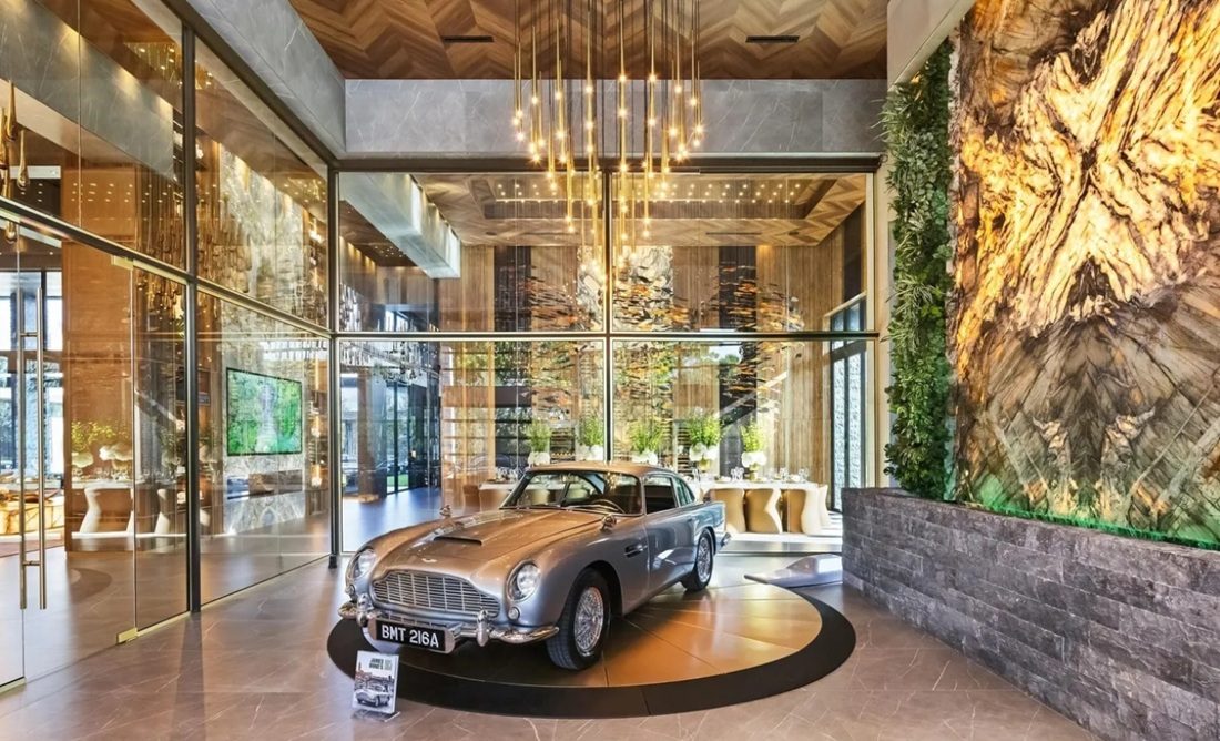 De Aston Martin DB5 in het pand.