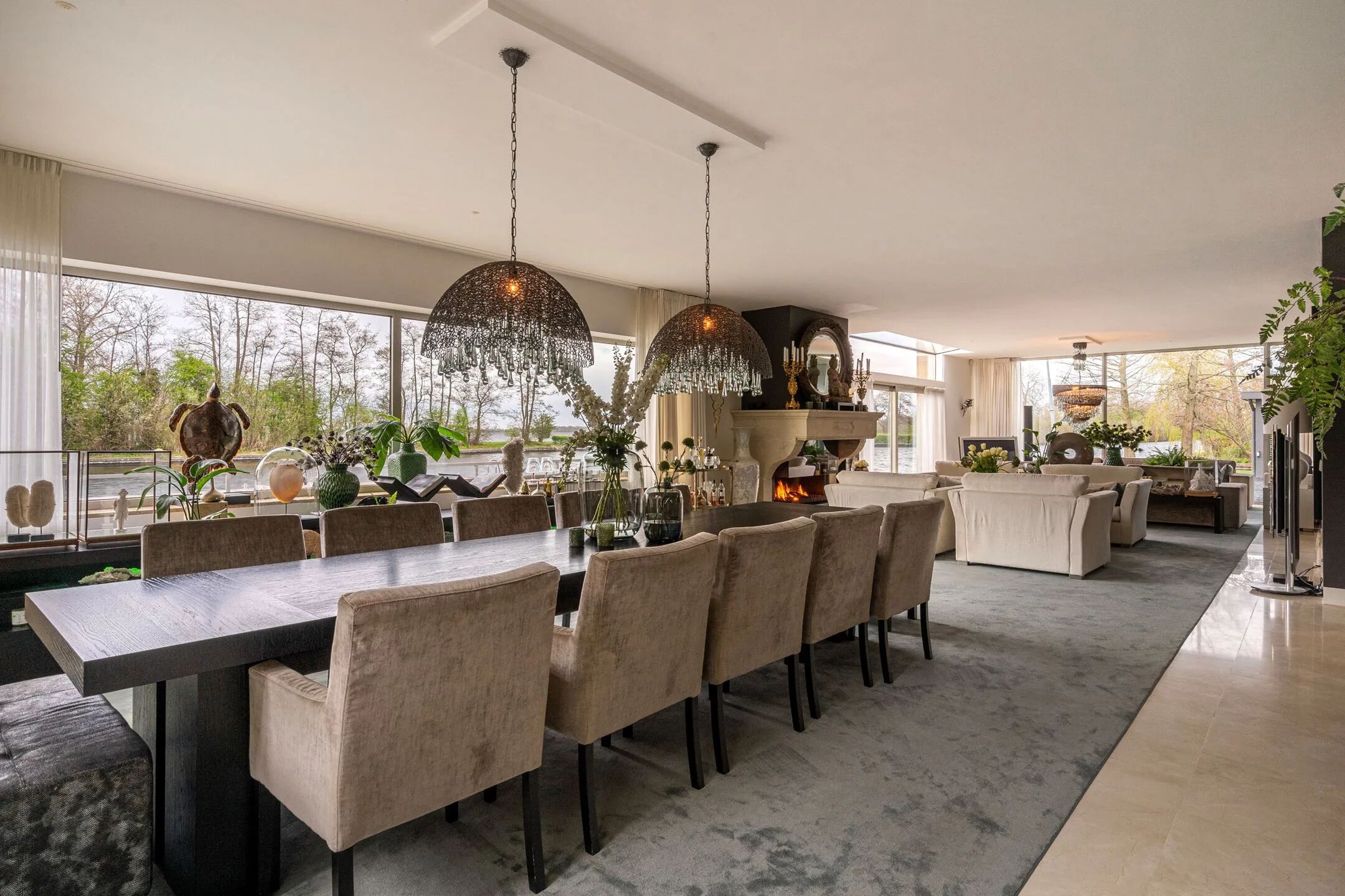 Een woonkamer met eettafel 