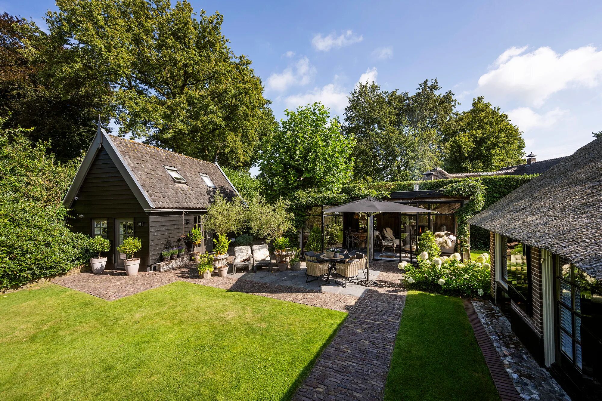 Een huis met een guesthouse en tuin. 