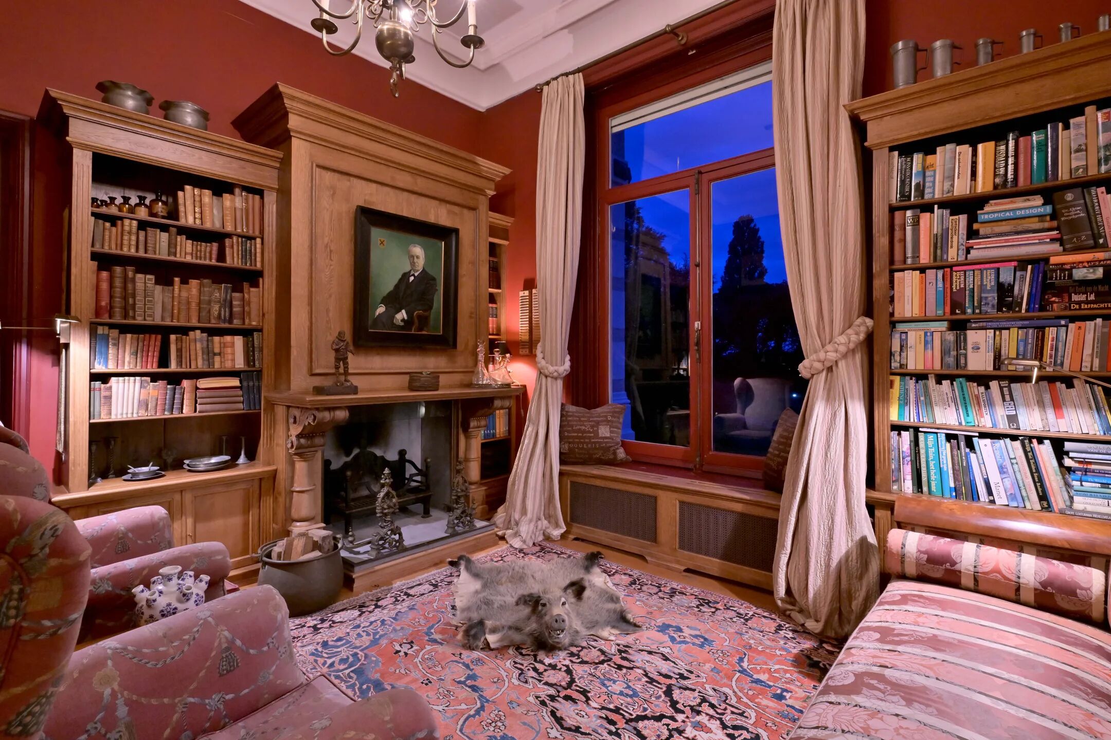 Een woonkamer met boekenkast