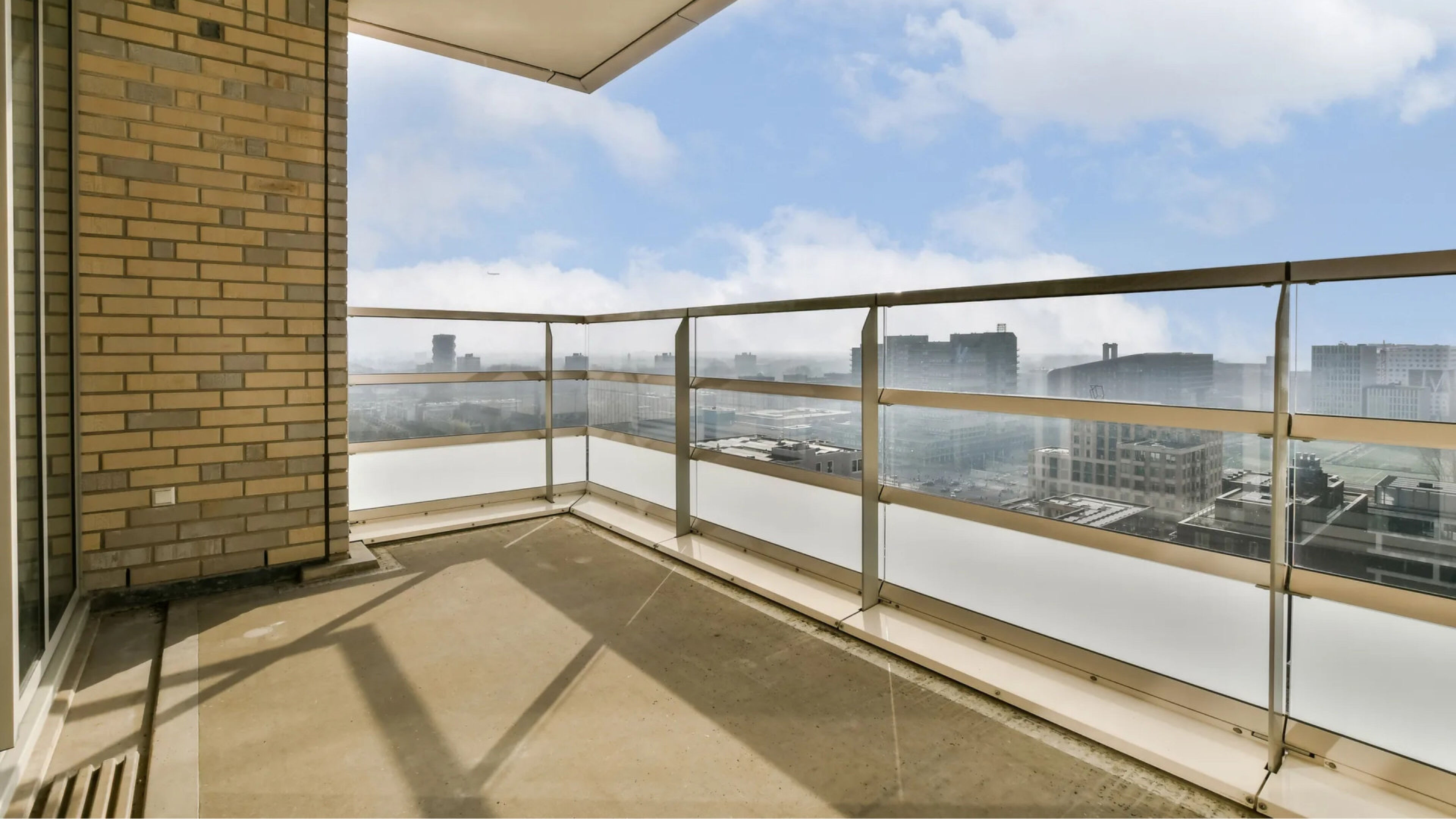 Het balkon met prachtig uitzicht.