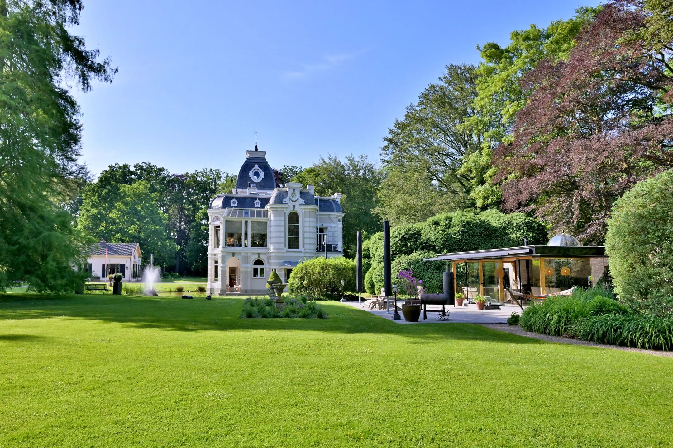 Een kasteel omringd door een tuin.