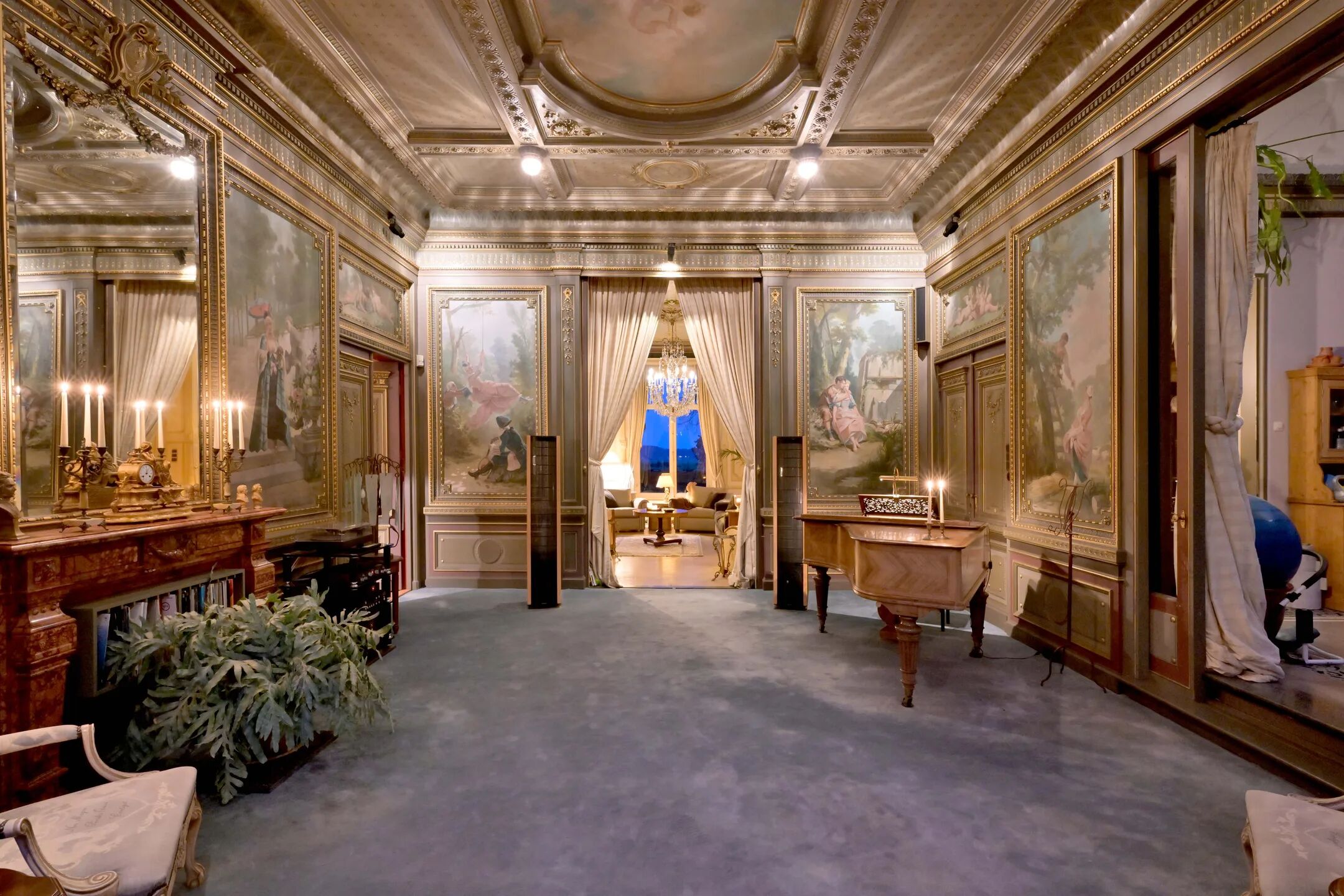 Een kamer in een kasteel met muurbeschilderingen