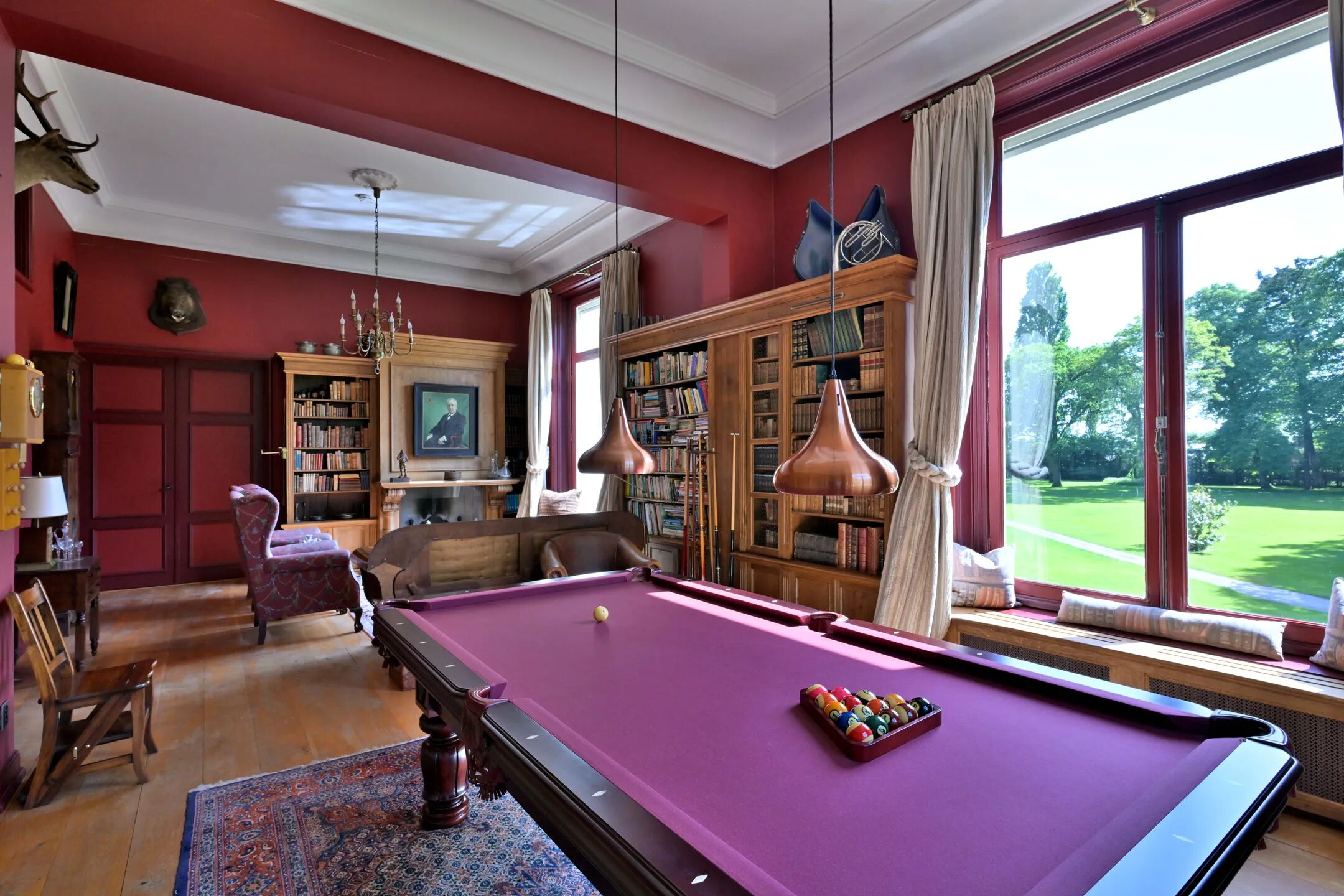 Een pooltafel in een huis