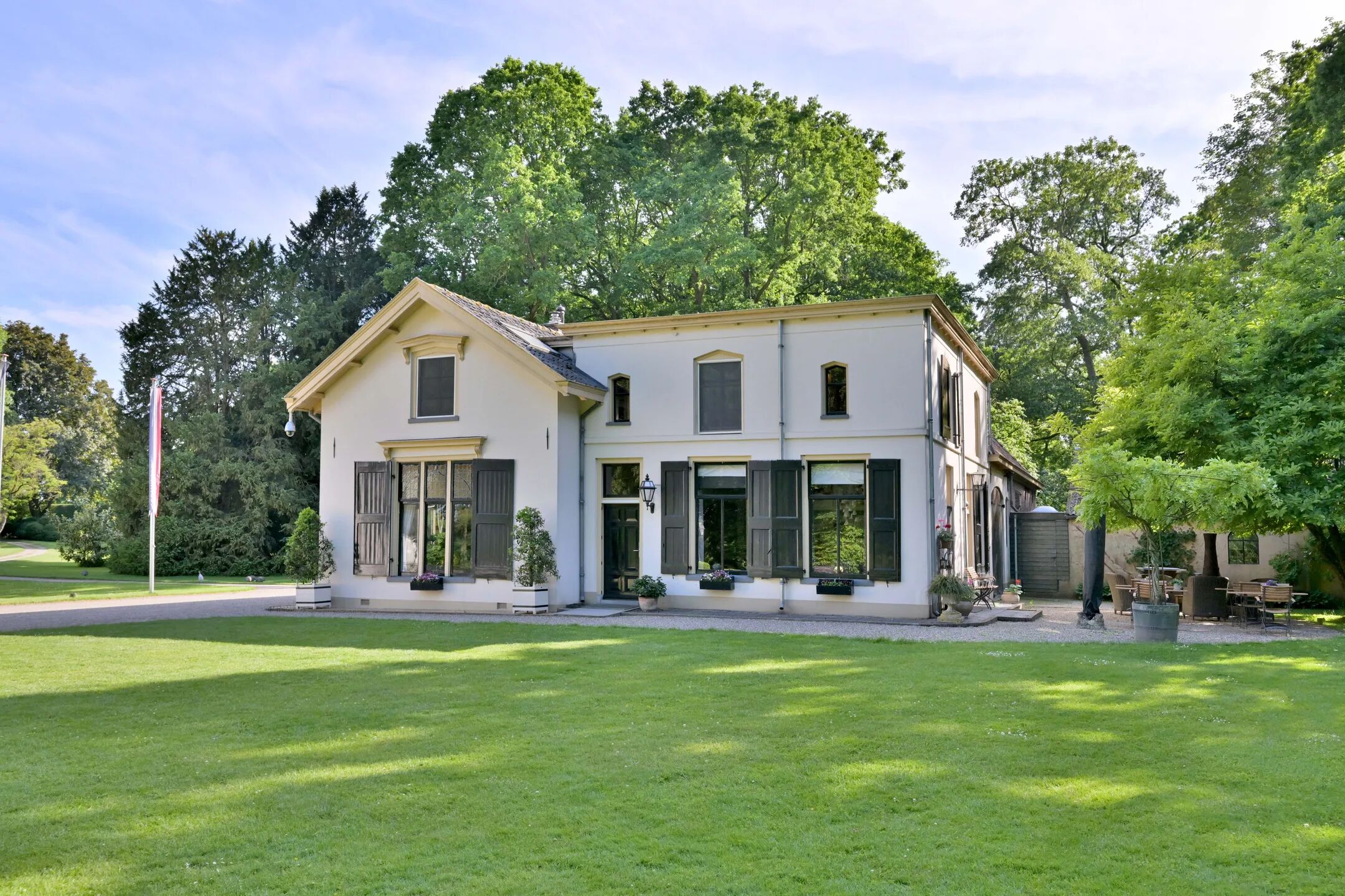 Een huis omringd door een tuin