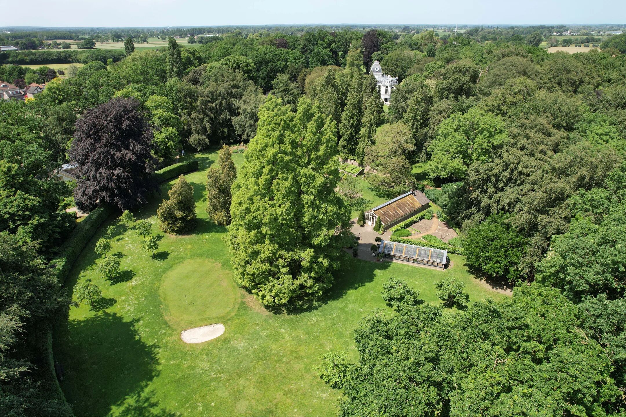 Een golfbaan in een tuin