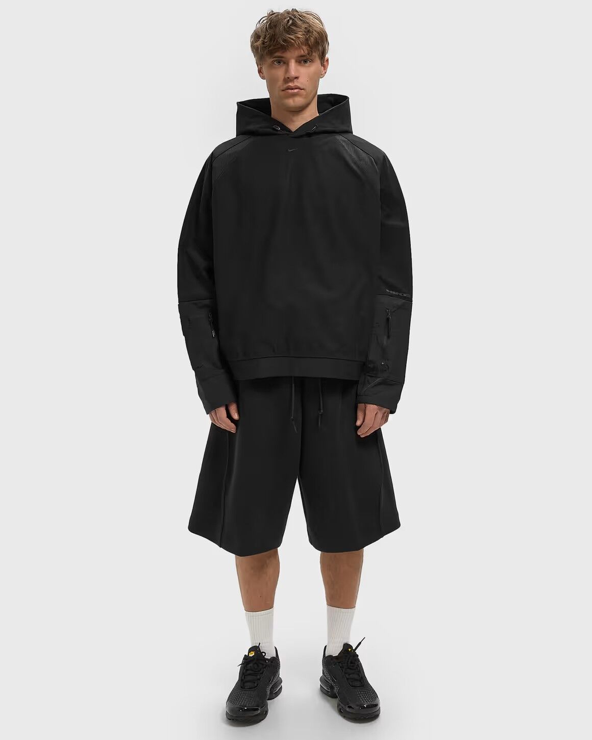 Een man in een zwarte korte broek van Nike