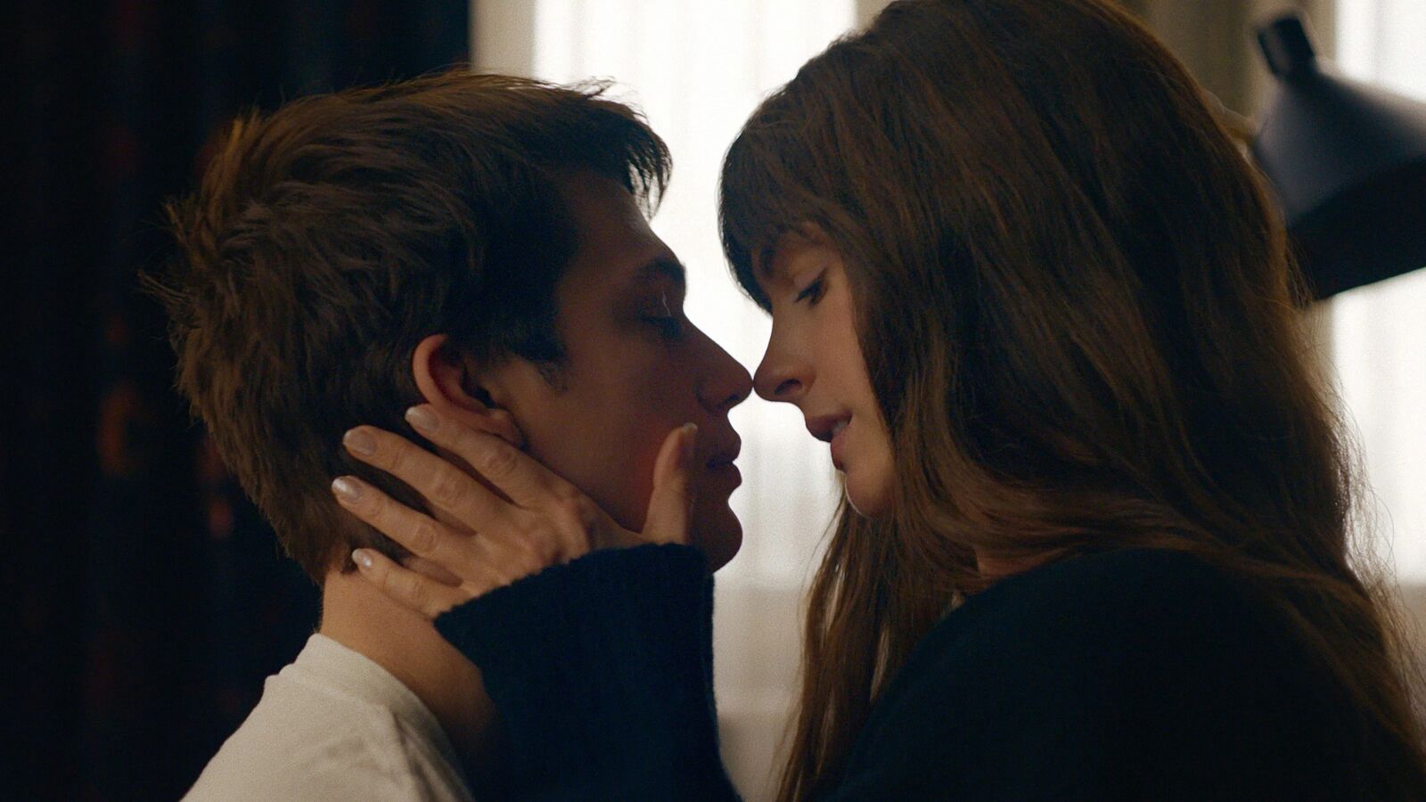 Anne Hathaway en Nicholas Galitzine in The Idea of You