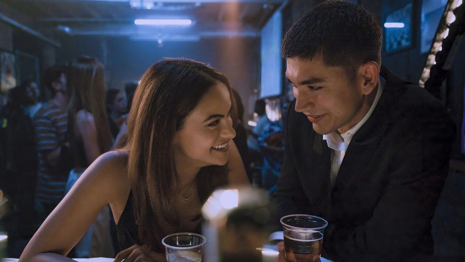 Camila Mendes en Archie Renaux in Upgraded