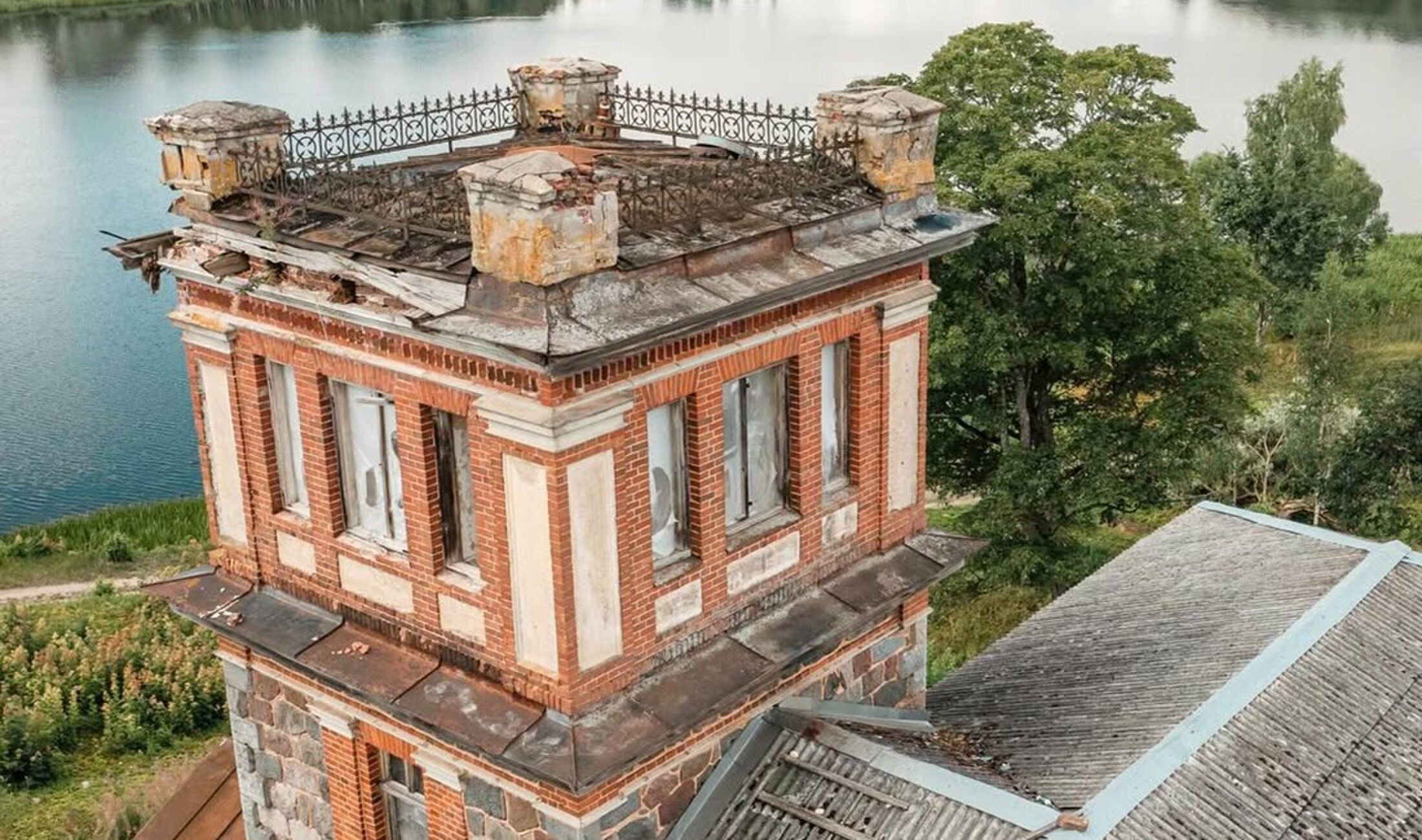 Het torentje van het oude gebouw