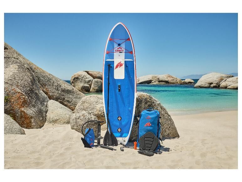 SUP-board aan de kant van het strand. 