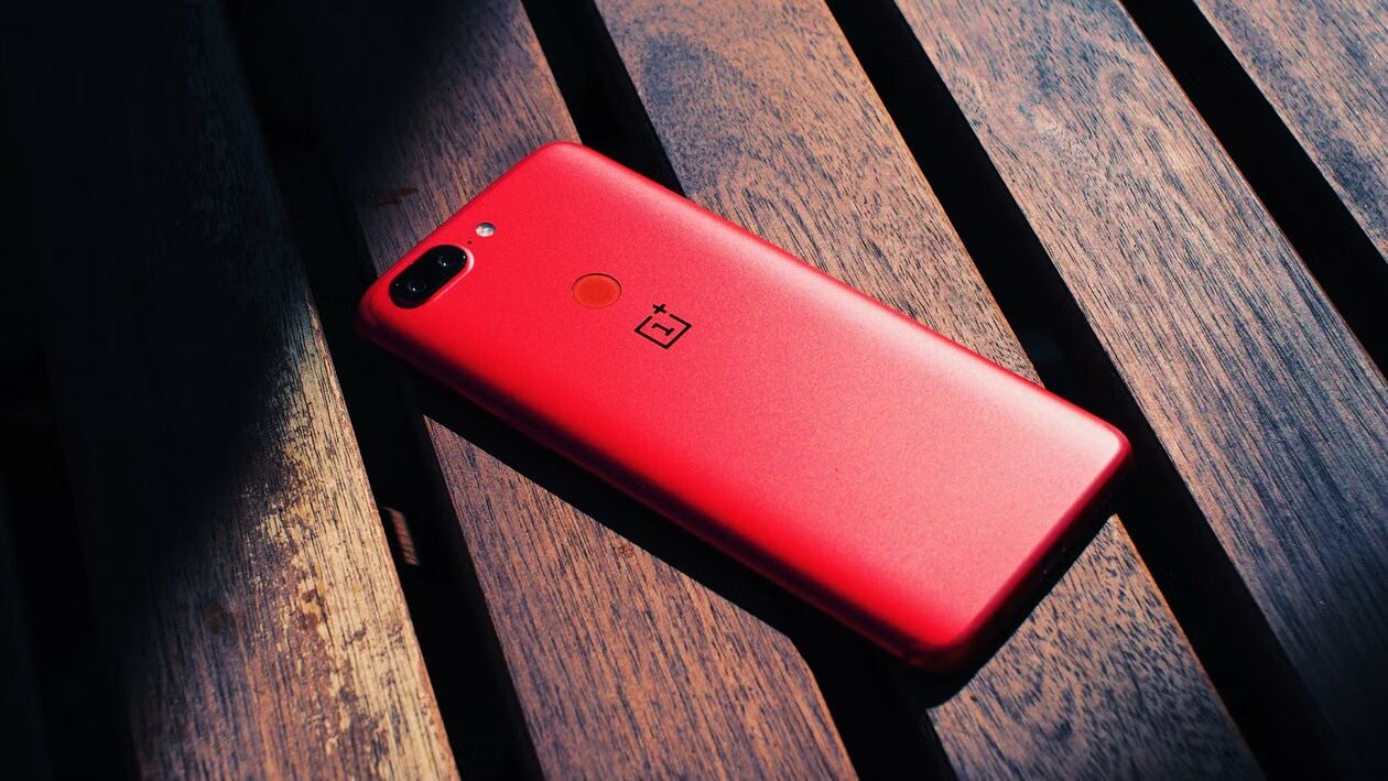De OnePlus variant in het rood.