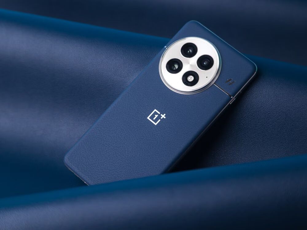 Oneplus telefoon in het blauw.