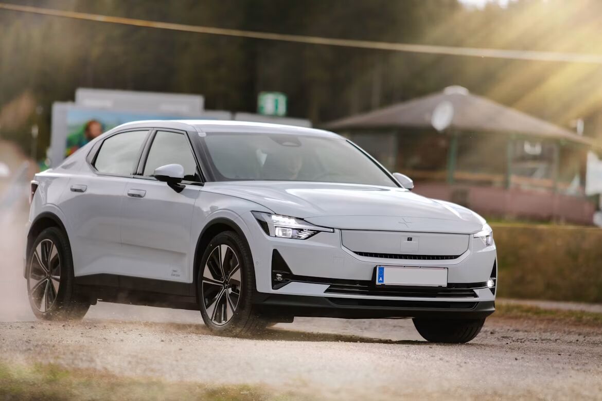 Elektrische auto die aan het rijden is.