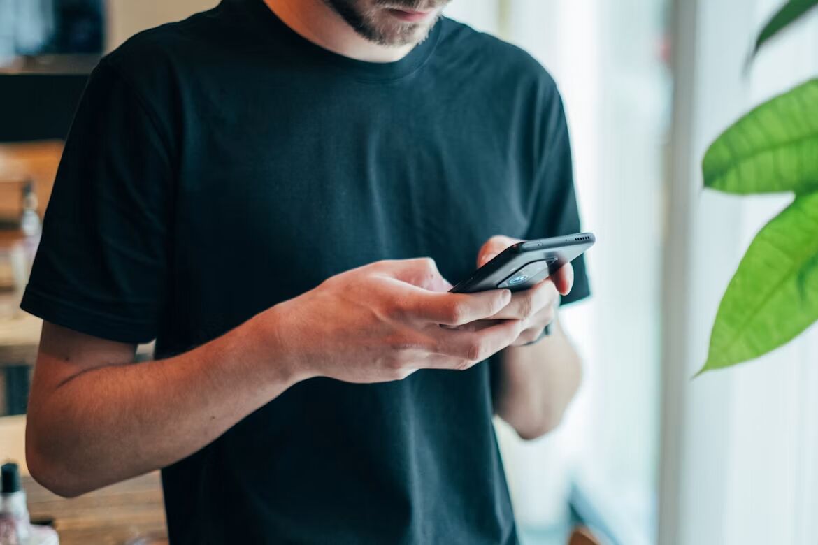 Man heeft telefoon vast