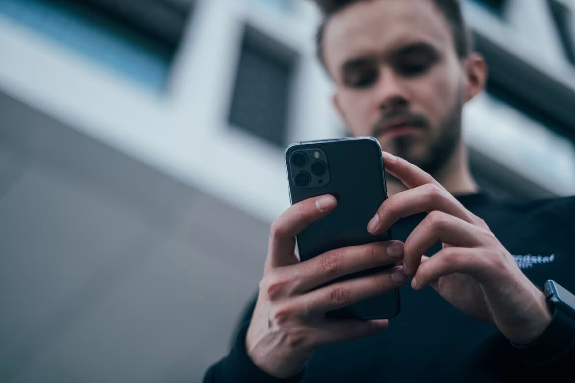 Man heeft telefoon vast
