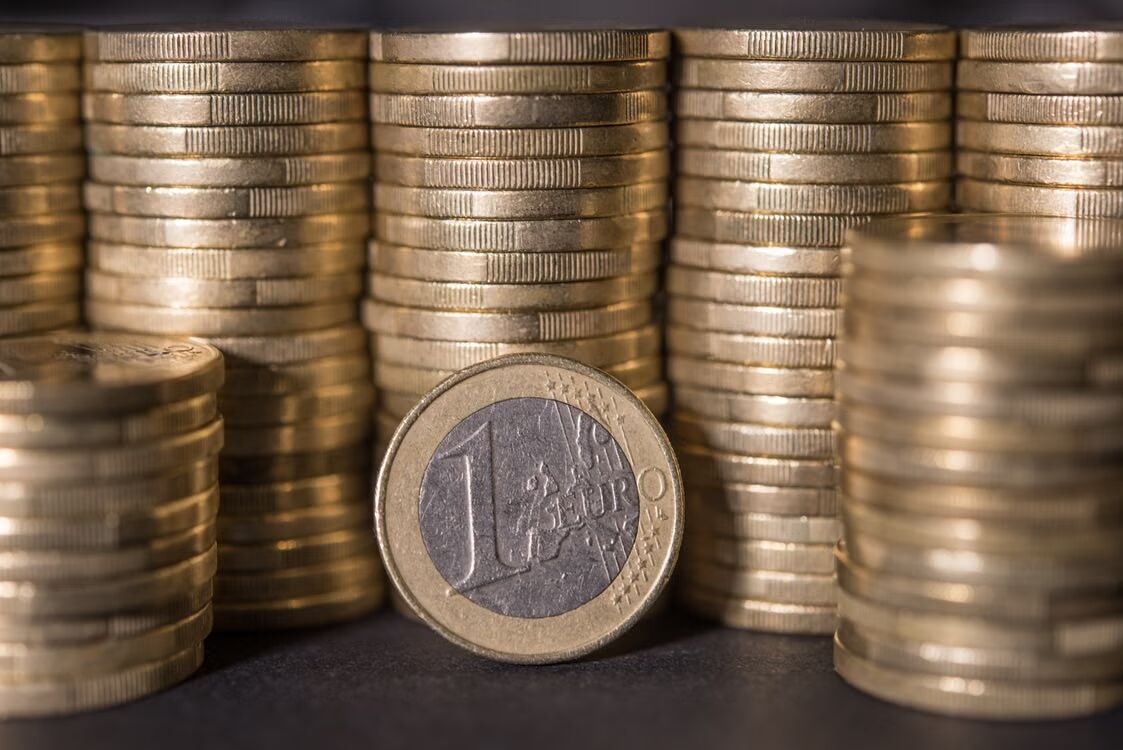 Euromuntjes gestapeld op elkaar.