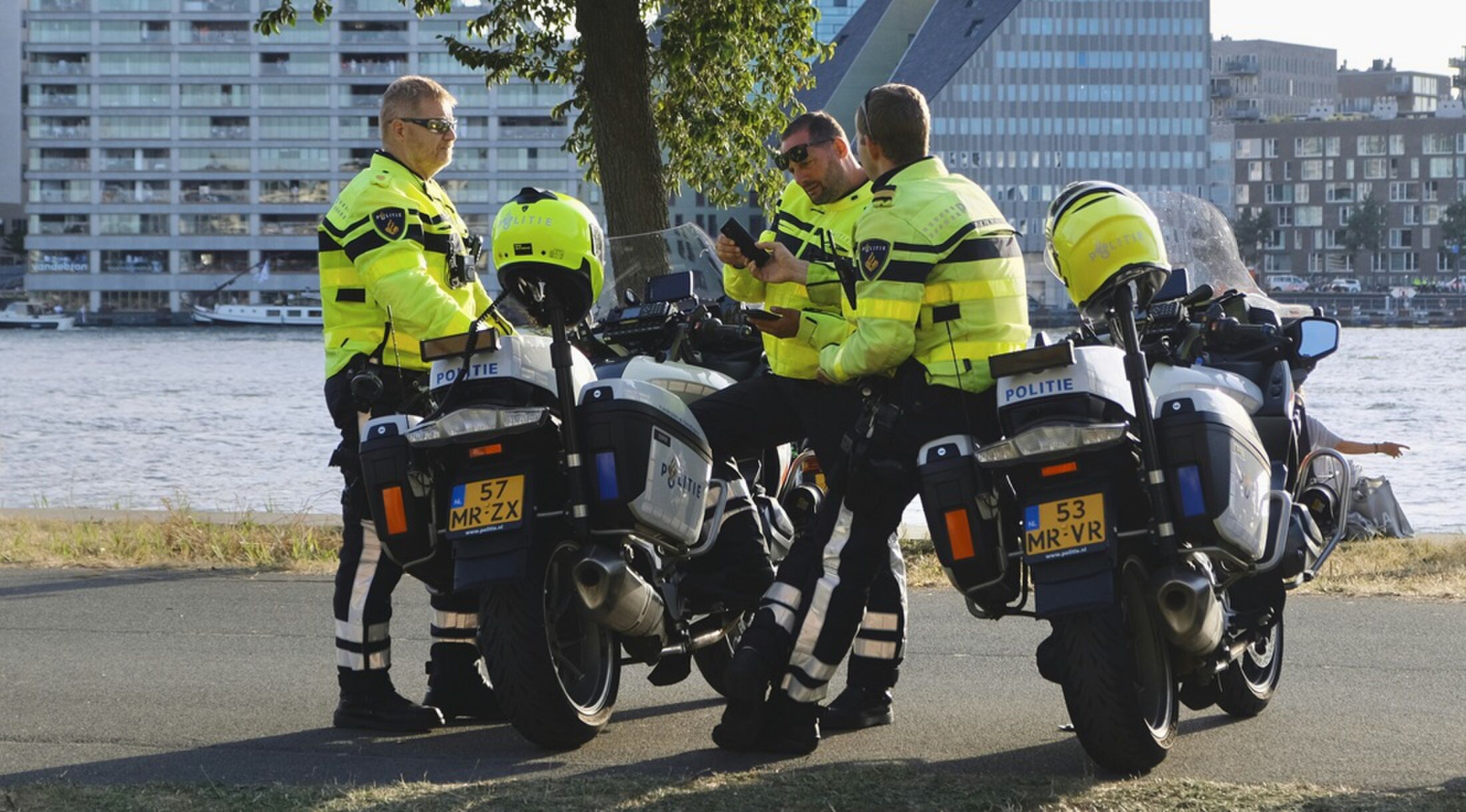 Agenten die in Nederland verkeersboetes uitschrijven.