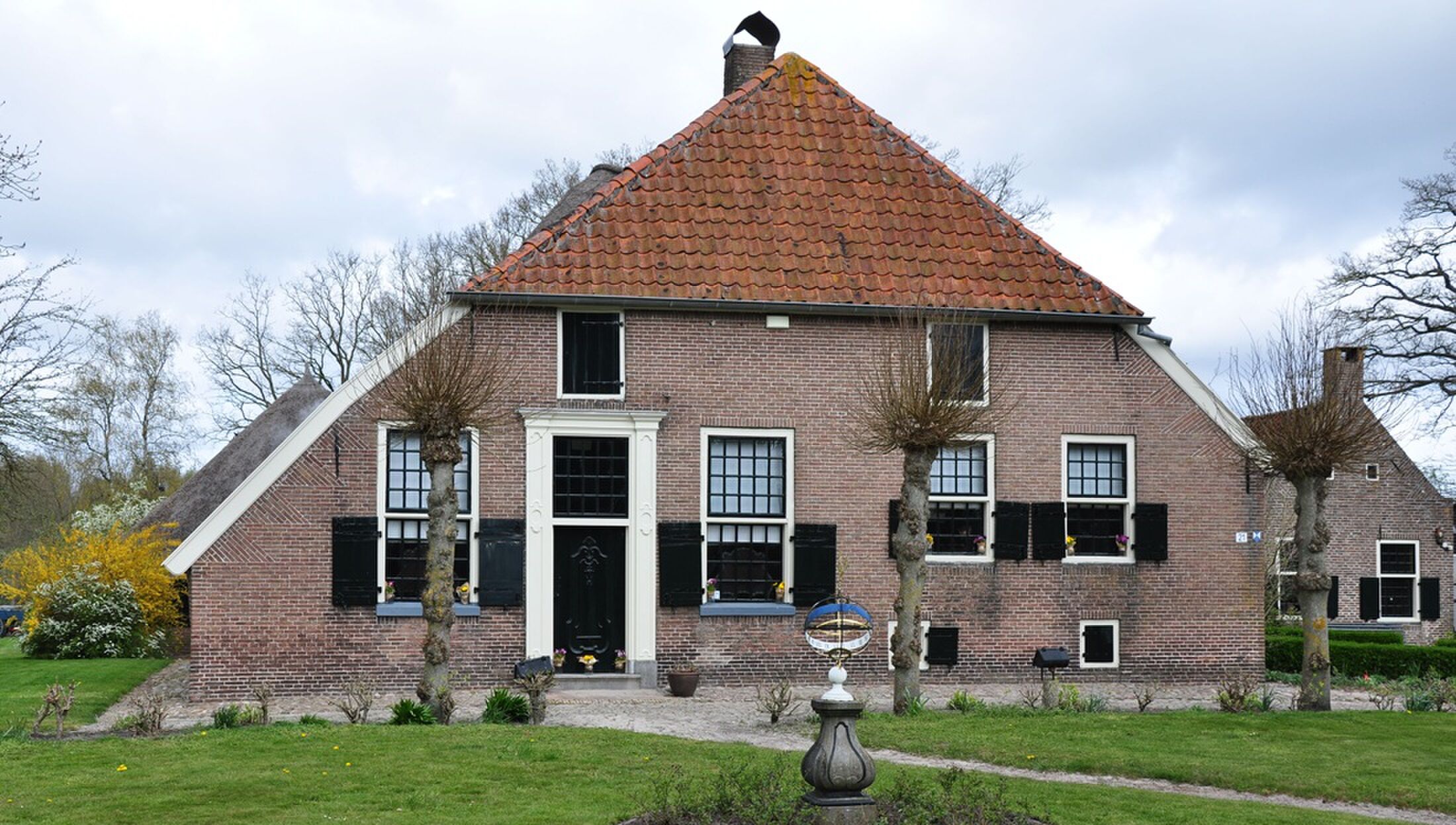 De voorzijde van een huis in Nederland.