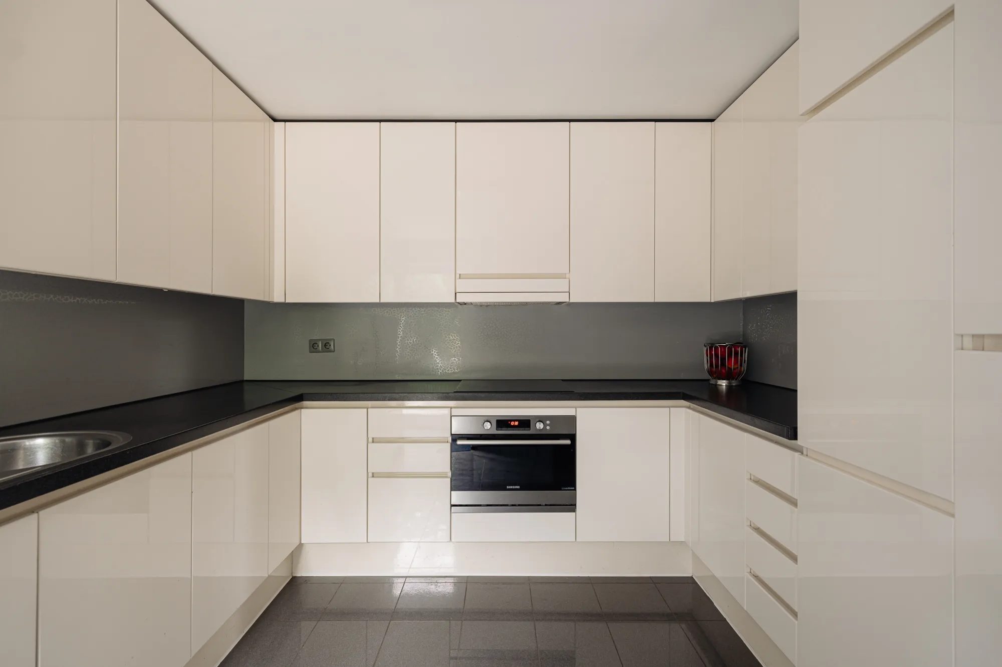 Een witte keuken in een huis.