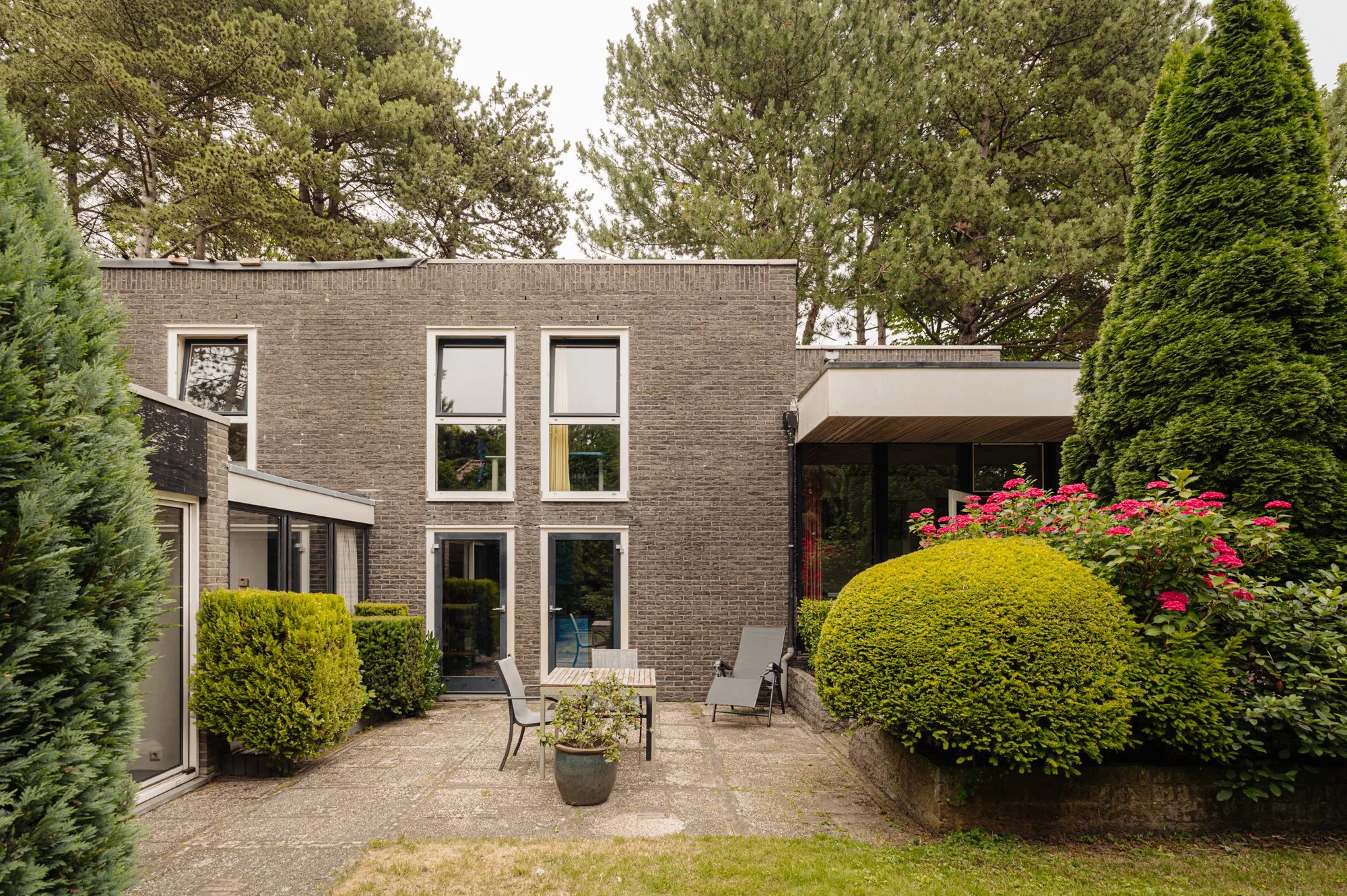 Een tuin met zitplekje.