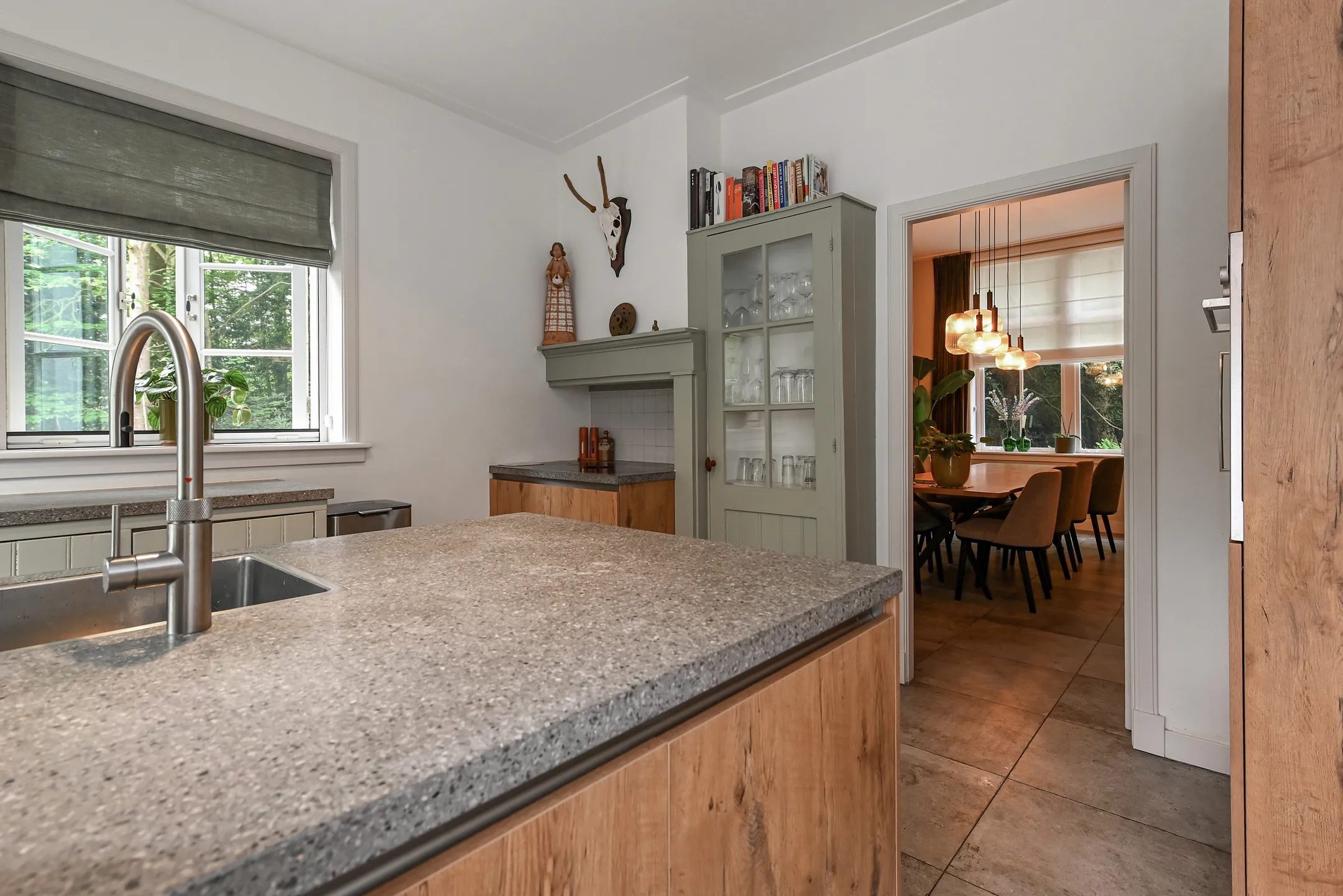 Een keuken met een eetkamer.
