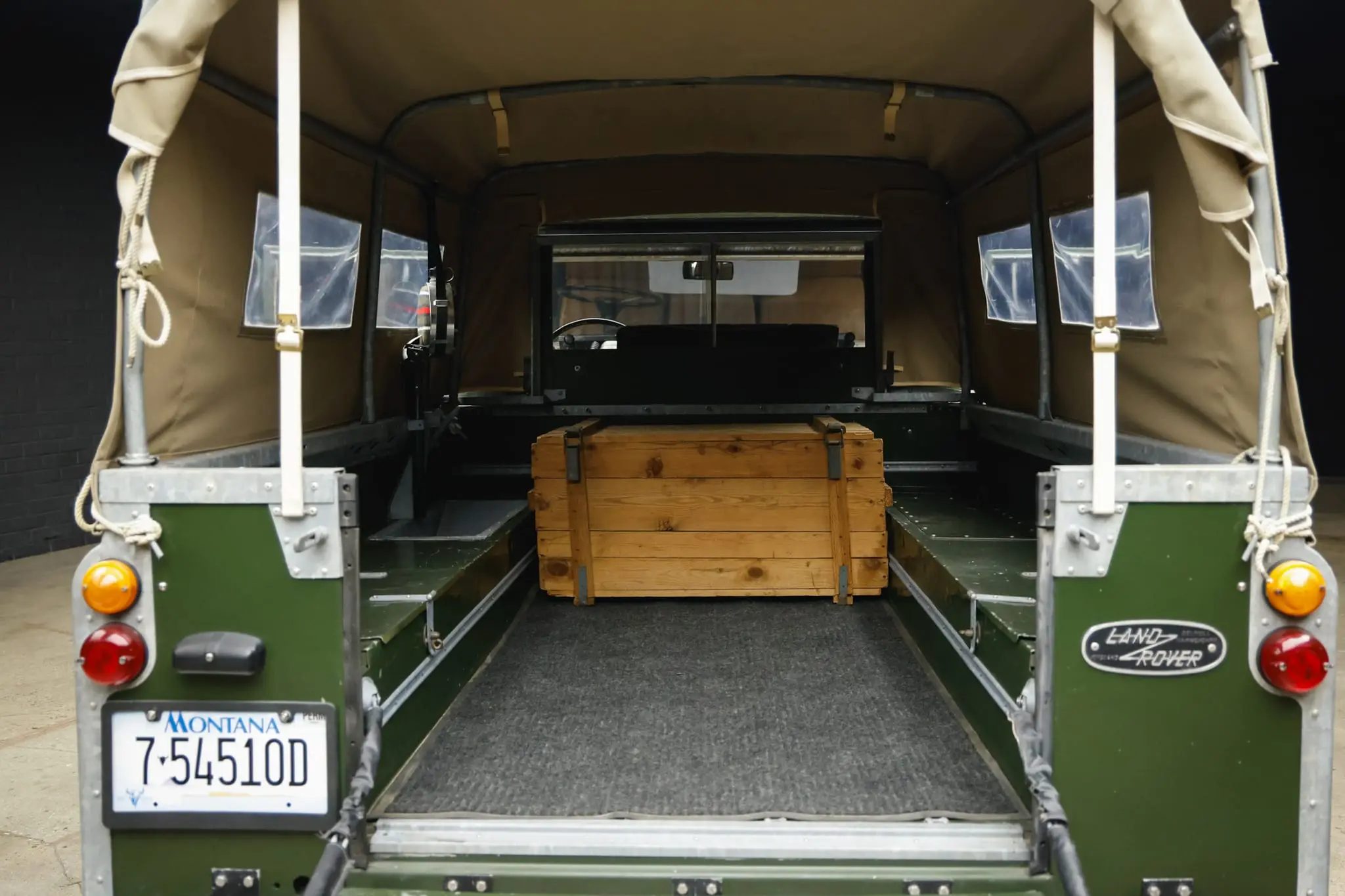De achterbak van een Land Rover