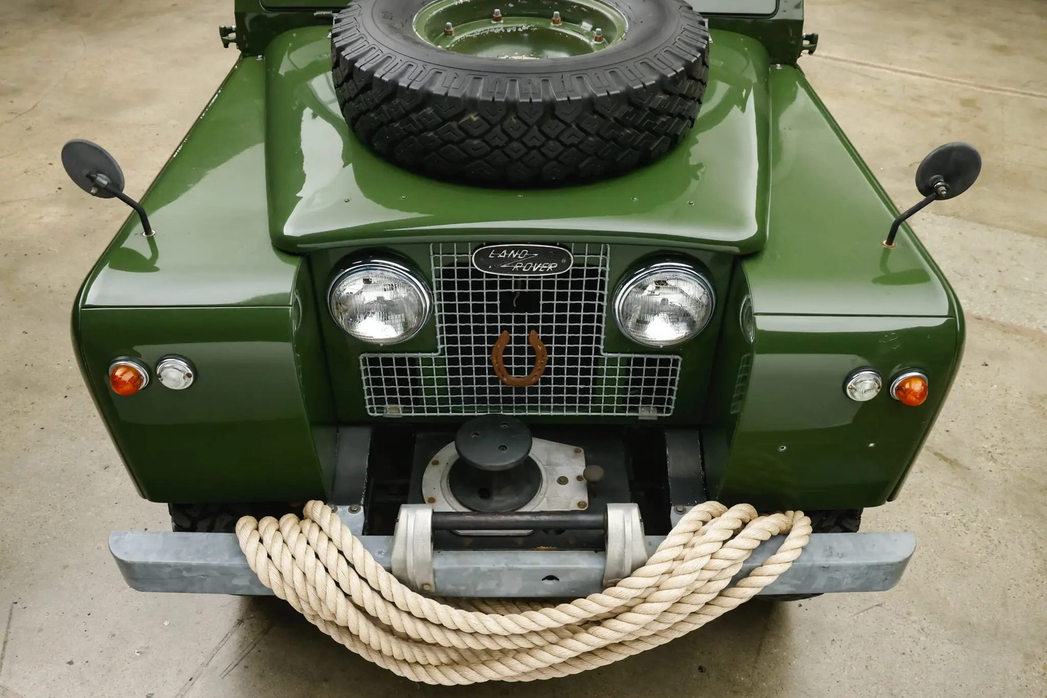 Voorkant van een groene Land Rover