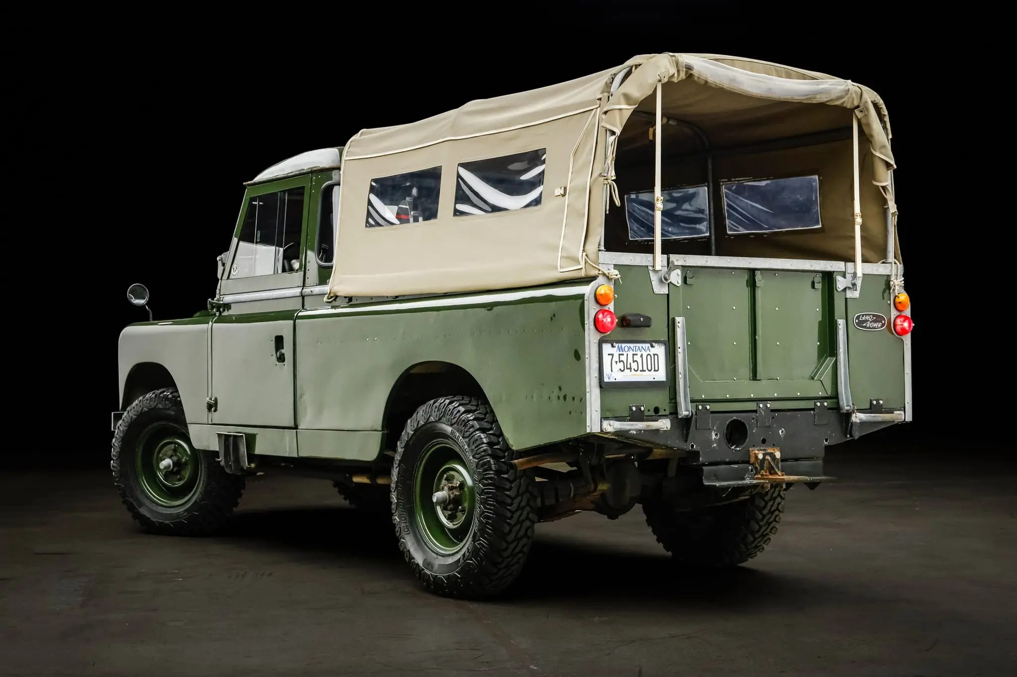 De achterkant van een groene Land Rover