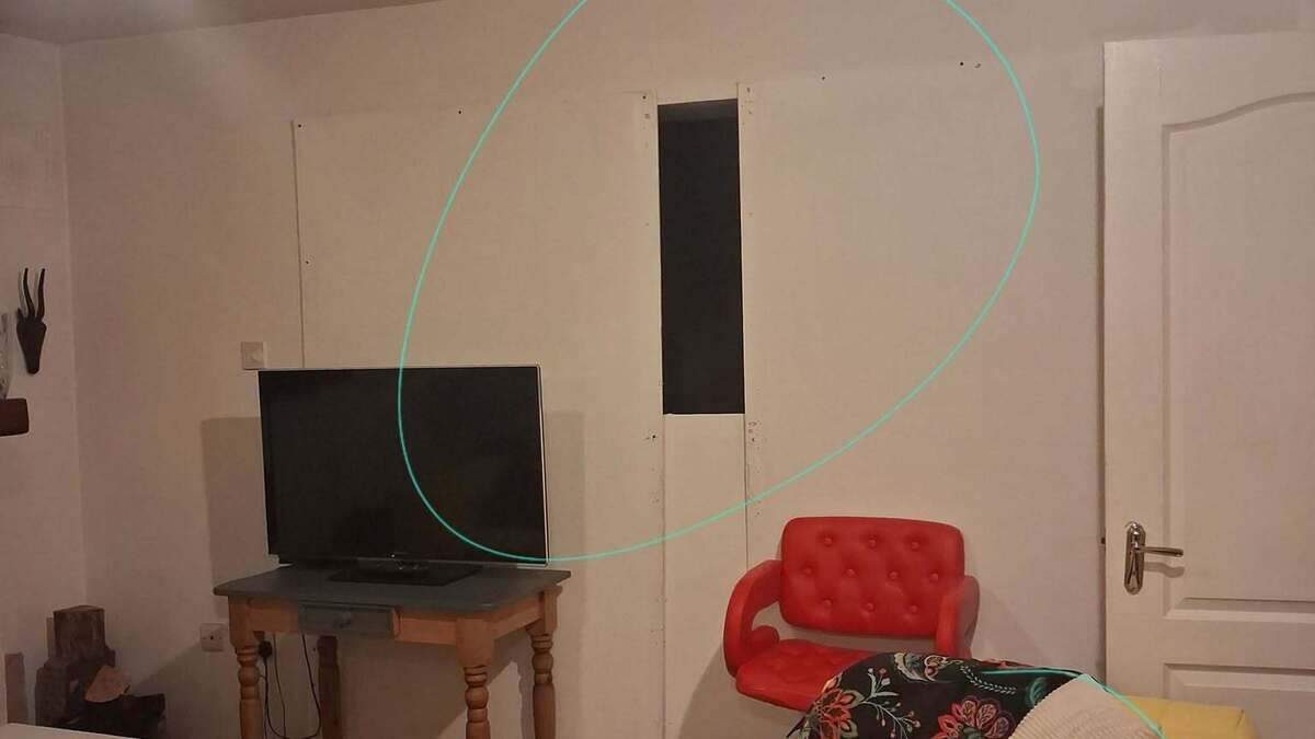 De wand in het vakantiehuisje waar het gezin verbleef.