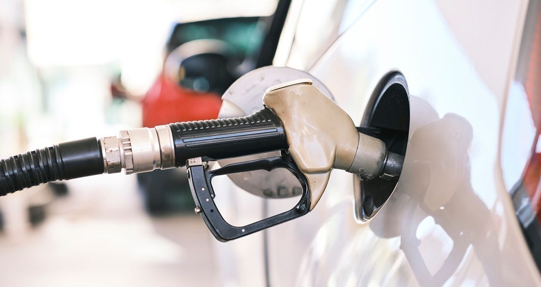 Auto die benzine tankt in België.