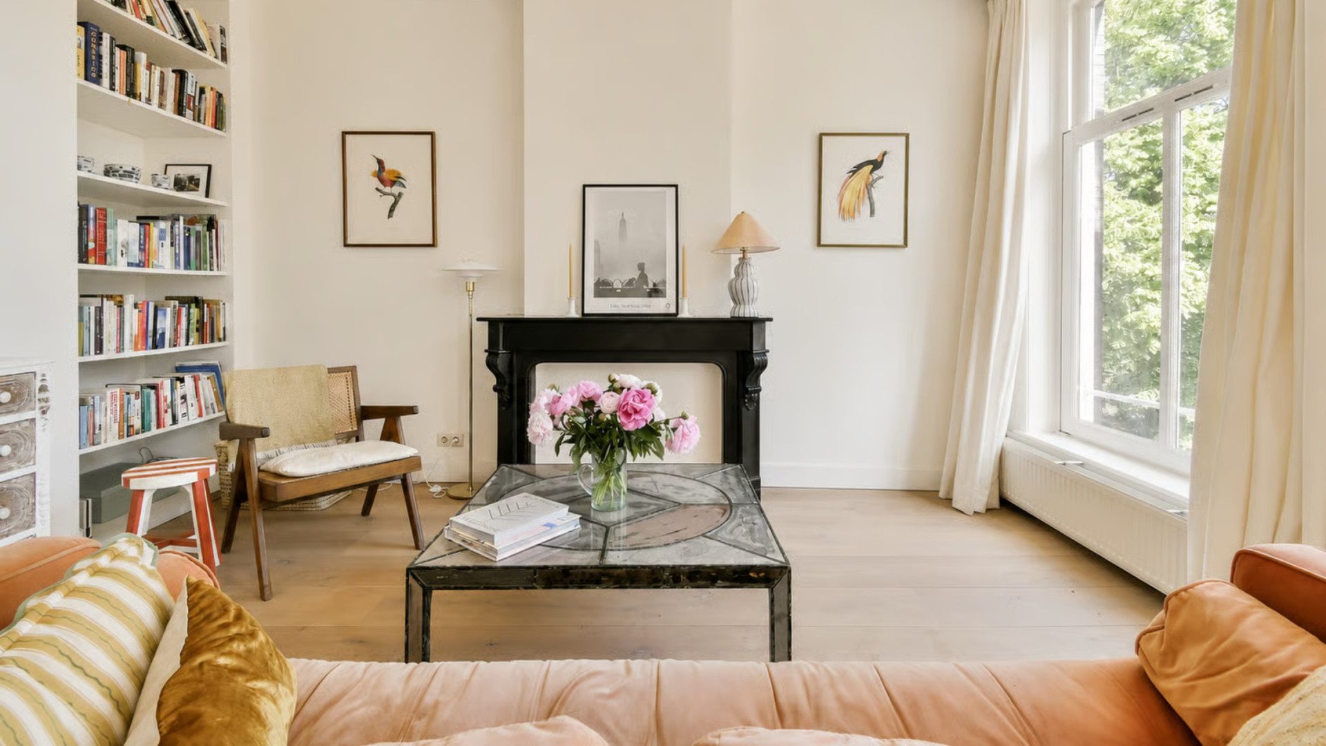 De woonkamer van het appartement van Georgina Verbaan.