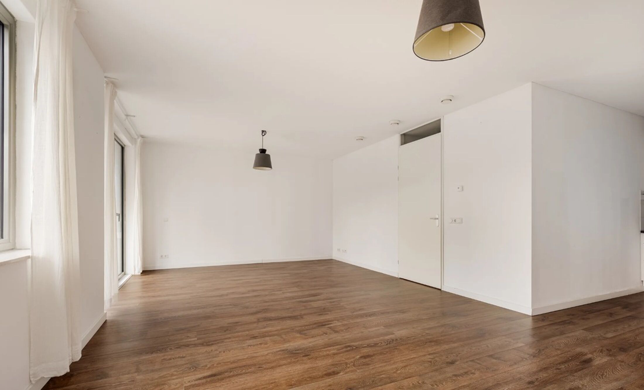 De living van het appartement van Jordy Clasie.