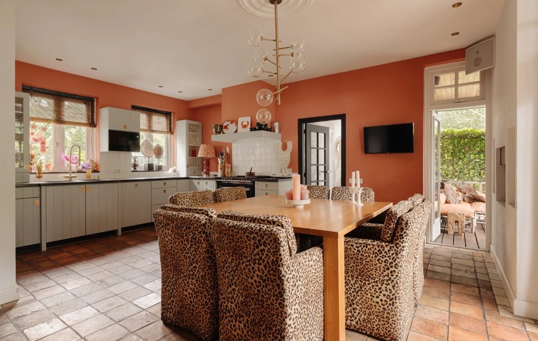 De keuken en eetkamer.