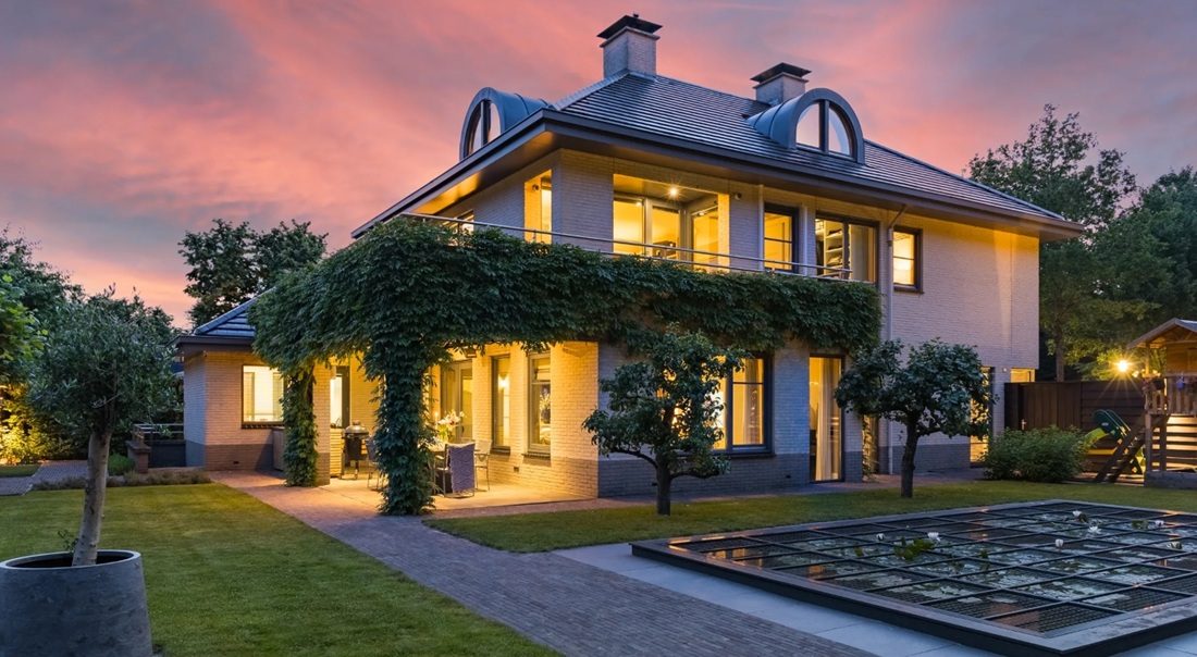De stijlvolle achterzijde van de woning.