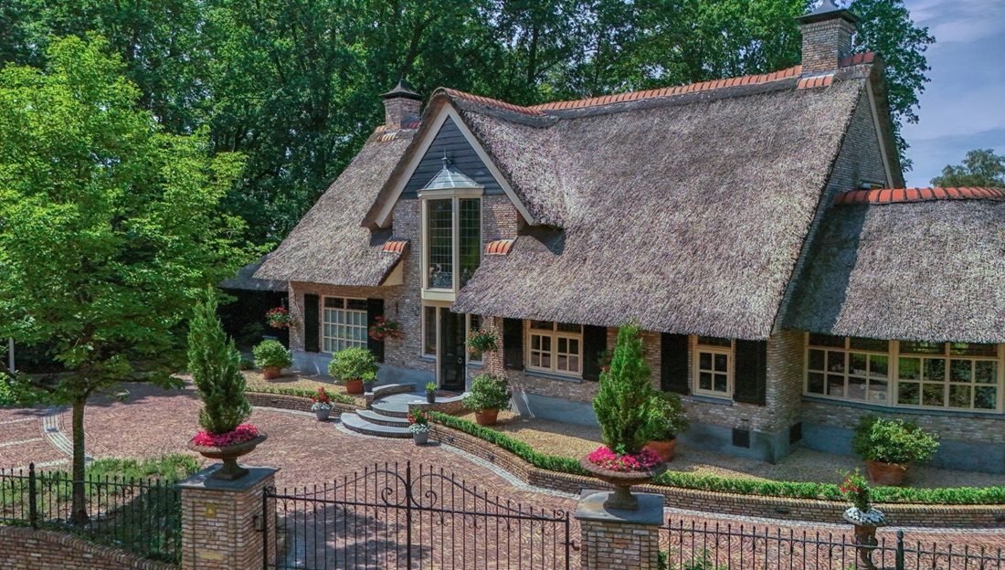 De voorzijde van de klassieke villa.