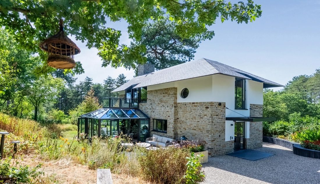 De luxe designvilla die nu te koop staat.