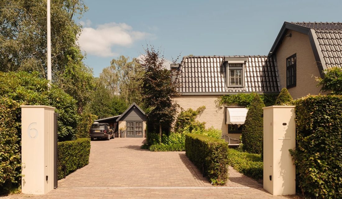 De voorkant van de villa in Laren.