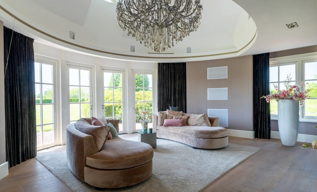 De living van de luxe villa op Funda.