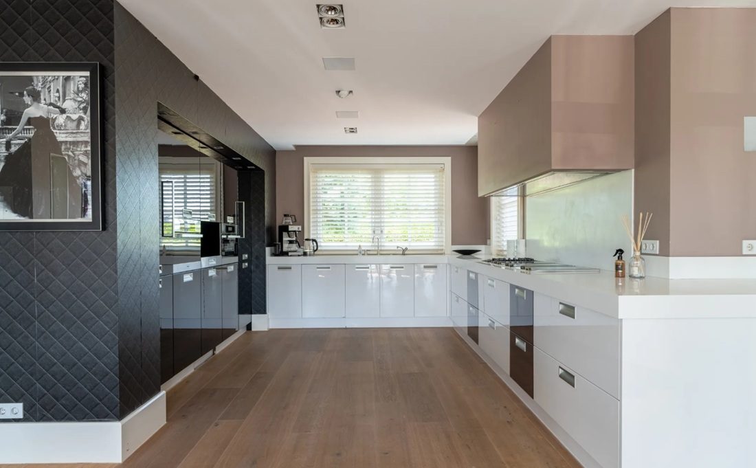 De luxe keuken van de op Funda aangeboden villa.