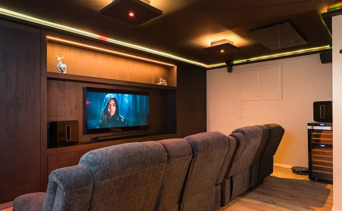 De bioscoop met luxe stoelen.