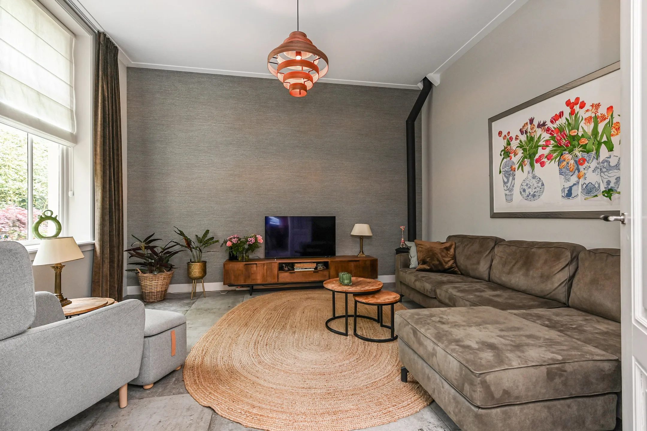 Een woonkamer met bank en televisie.