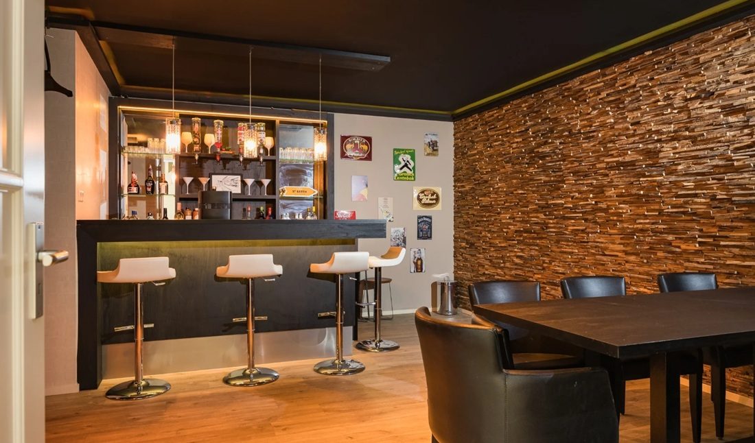 De op maat gemaakte bar.