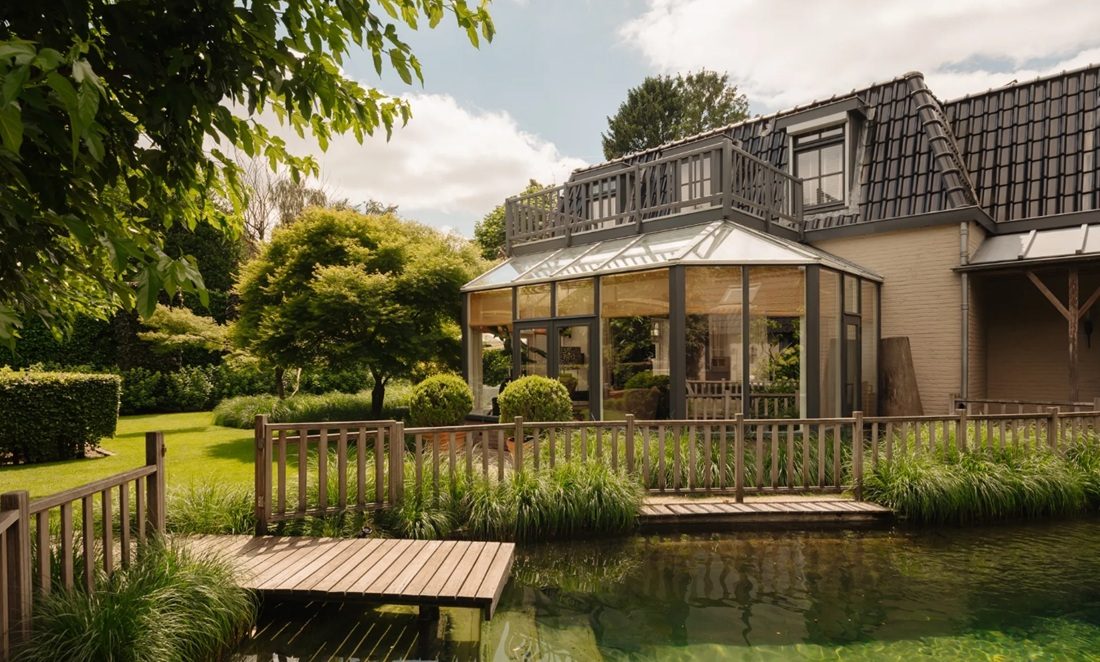 De achterkant van de woning.