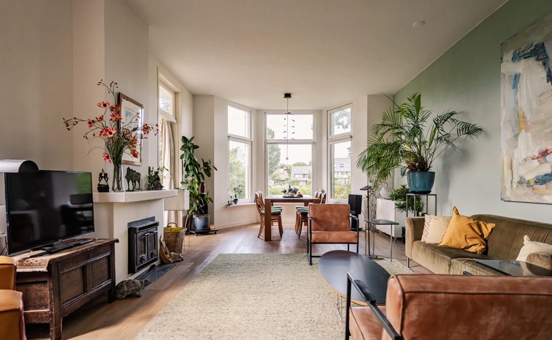 De woonkamer van de woning.