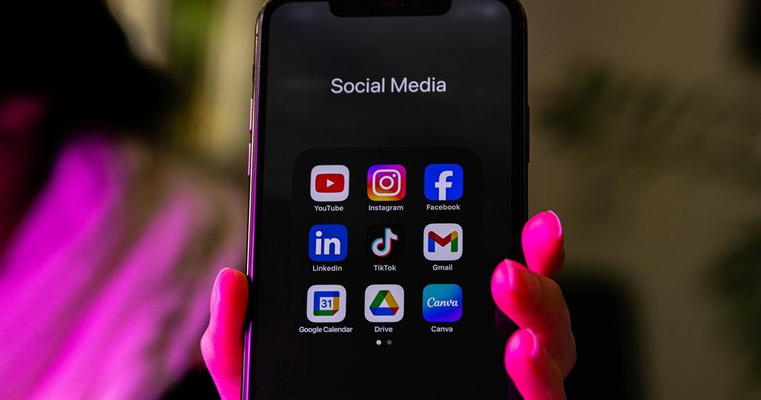 Een smartphone met social media-apps.