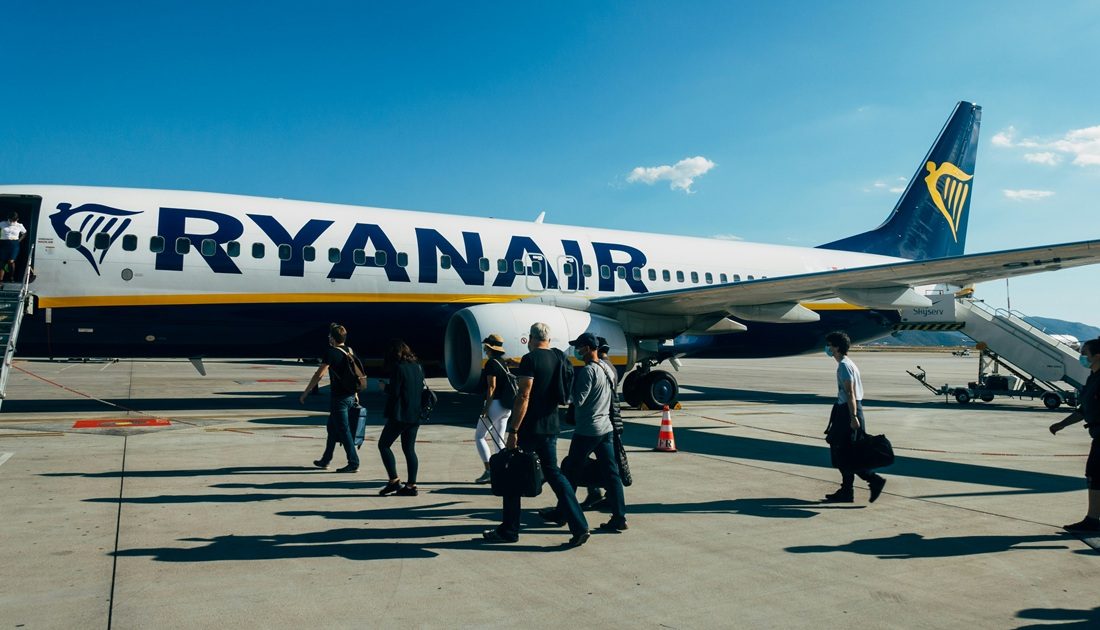 Een vliegtuig van Ryanair dat klaar is voor een vlucht.
