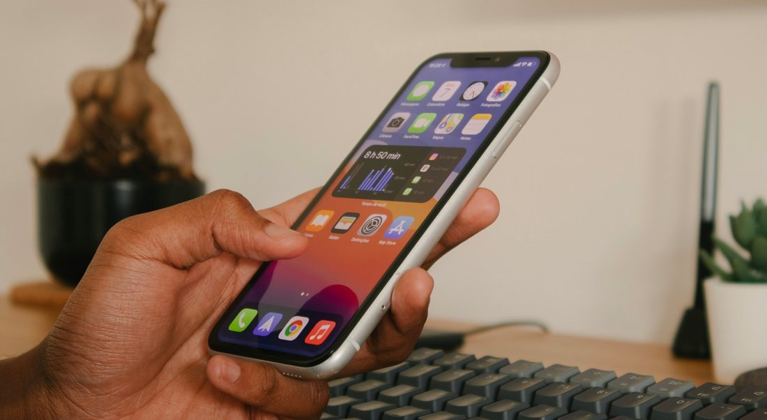 Een iPhone van Apple, waarop zomaar een melding kan verschijnen.