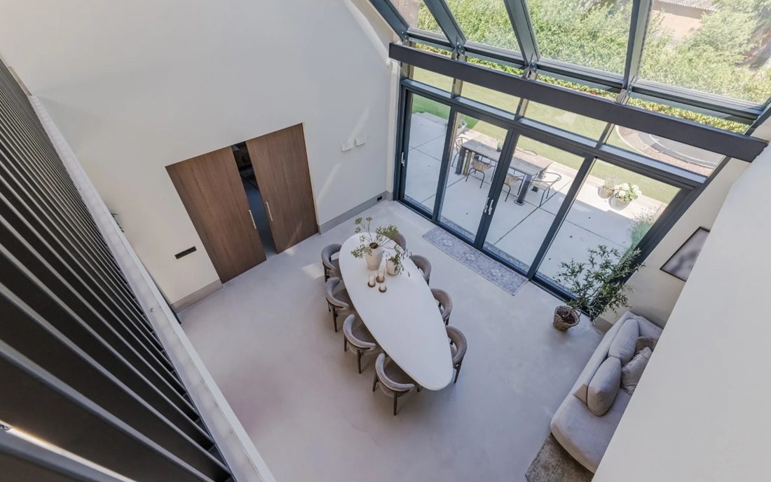 De eetkamer met verhoogd plafond.