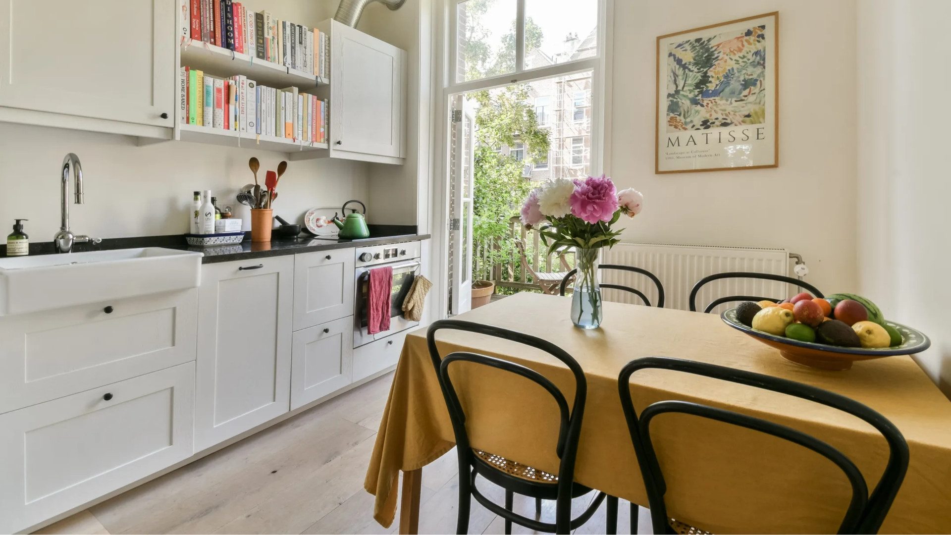 De keuken van het appartement van Georgina Verbaan.
